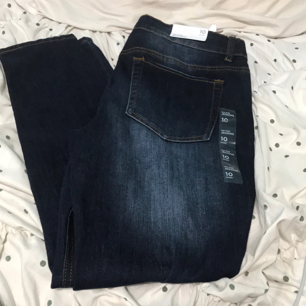 Mid rise jeggings.